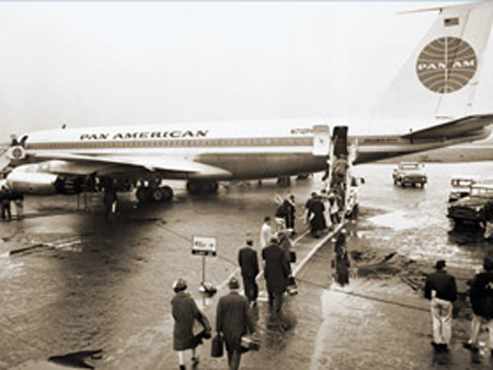 &laquo;Пан-Америкэн эруэйз&raquo; использует авиационное топливо &laquo;Мобил&raquo;, 1955 г.